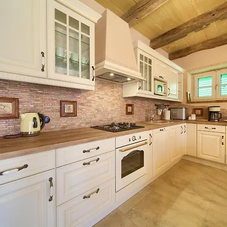 Stone Queen Willa Malinska