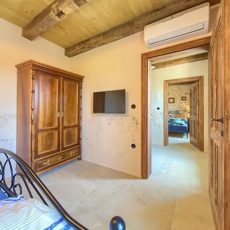 Stone Queen Malinska