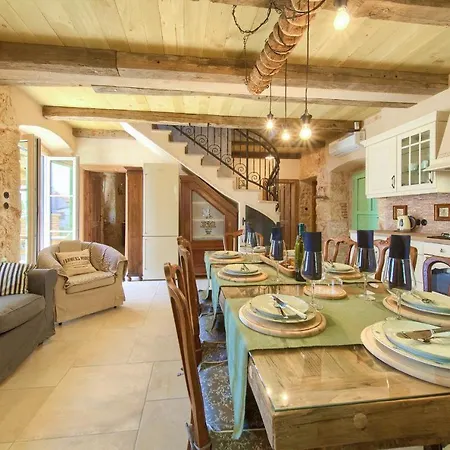 Willa Stone Queen Malinska