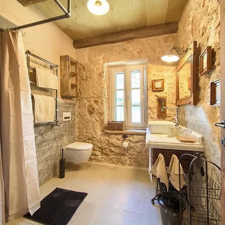 Stone Queen Malinska