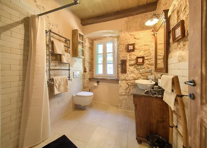 Stone Queen Malinska